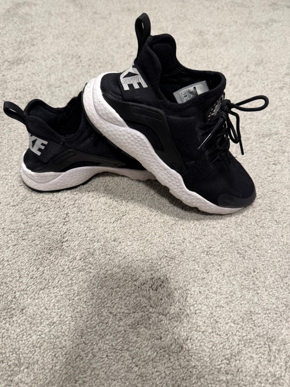 BLACK Nike hits he shoes size 6